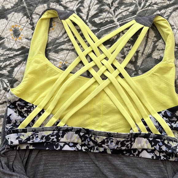 • EUC • Lululemon Tank w/attached Sports Bra • Sz. 4 - Picture 4 of 4